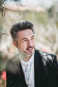 Ritratto sposo negli esterni di Villa Russo — verde curato e atmosfera elegante