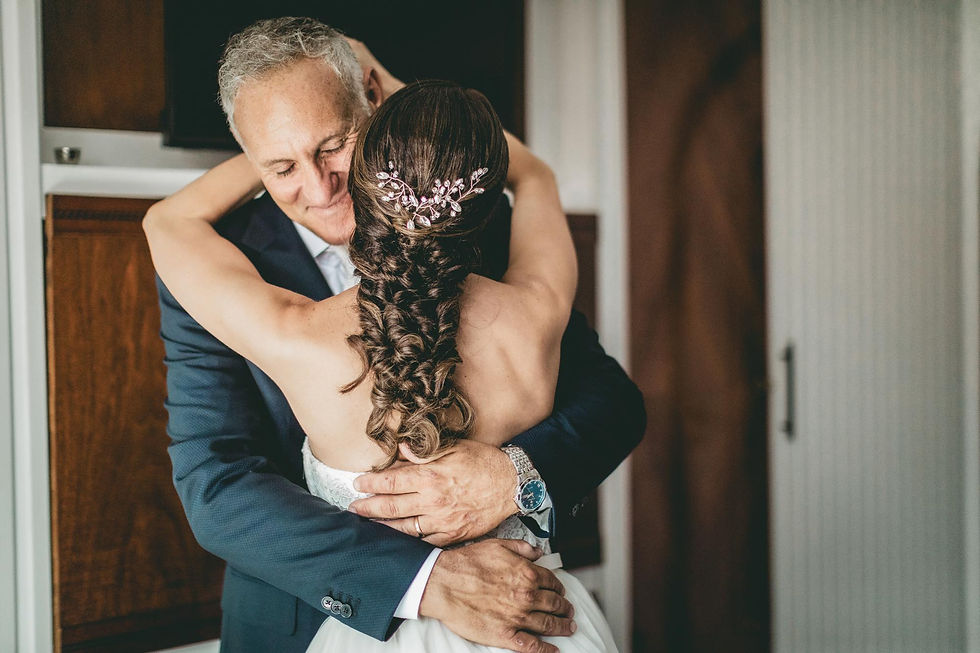 Matrimonio a San Cataldo. L'abbraccio del Papà alla sposa. Foto Walter Lo Cascio