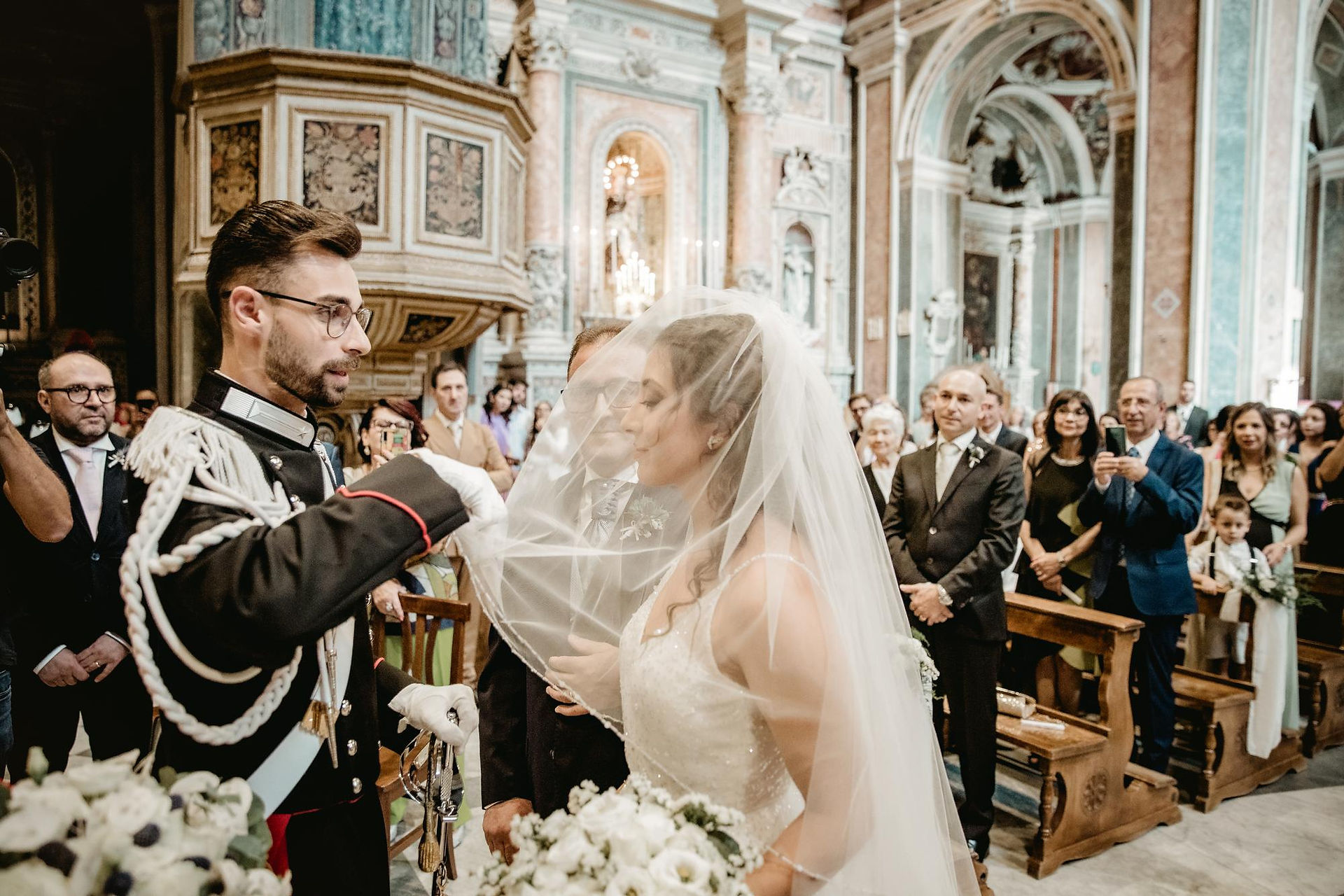 Cerimonia di matrimonio nella Chiesa di Sant’Agata al Collegio  3) Vista laterale / invitati