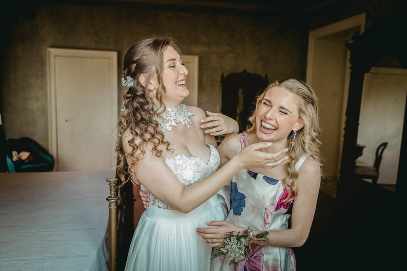 La sposa in un momento spontaneo con la sorella