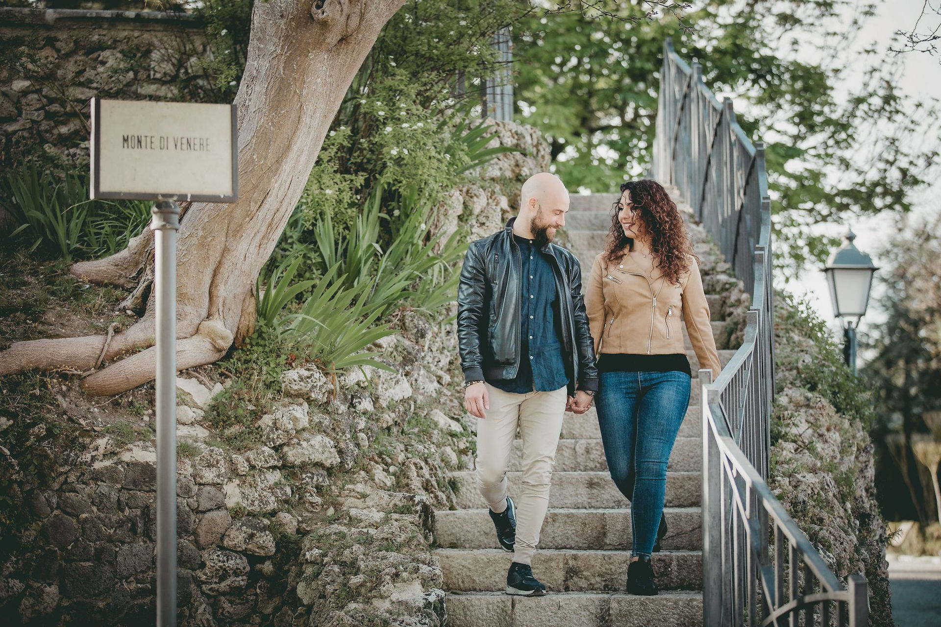 ritratto di coppia in posa naturale durante engagement session 2