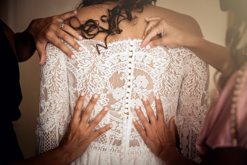 Il momento della vestizione della sposa 4
