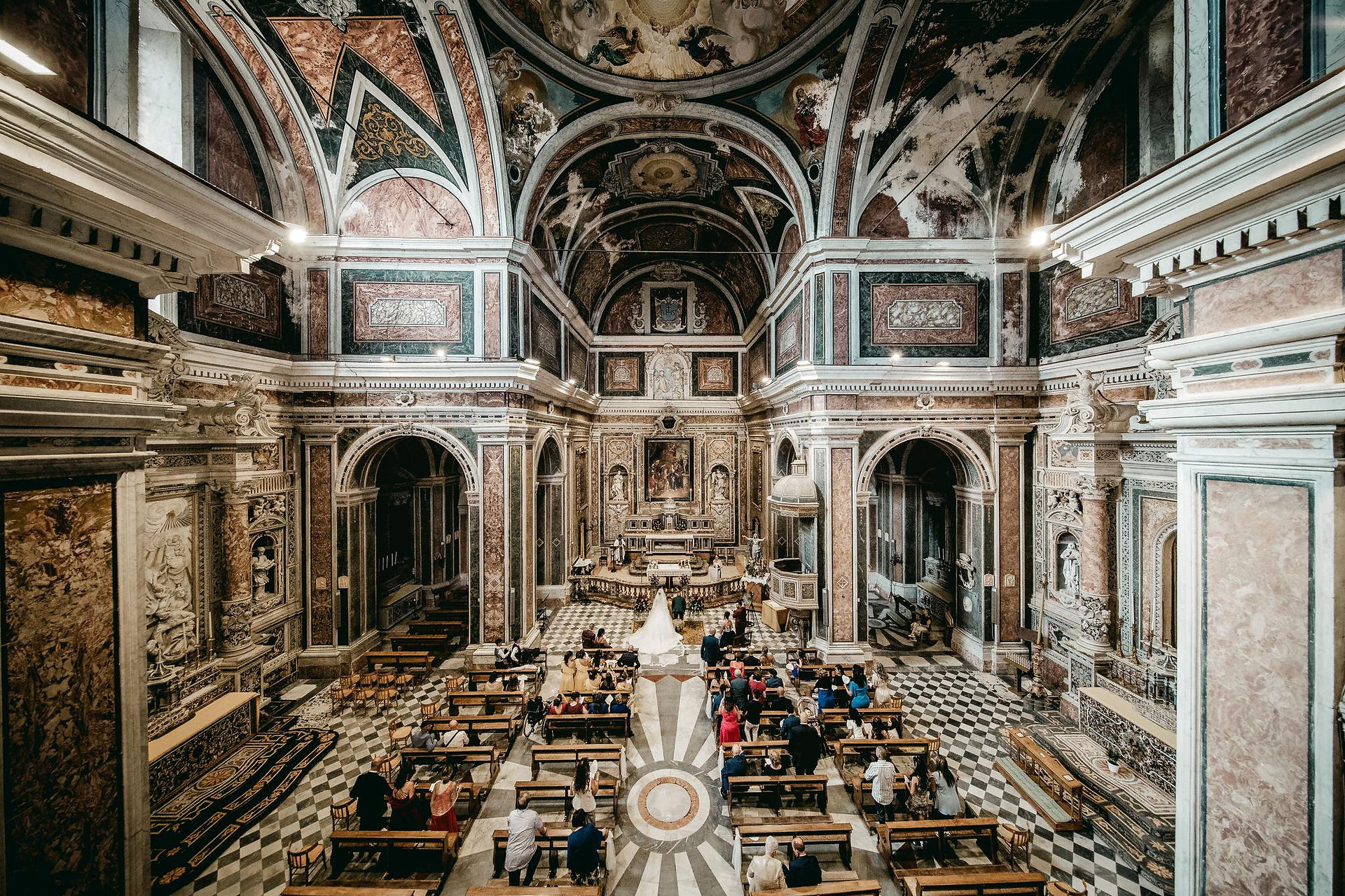 Cerimonia vista dall’alto nella Chiesa di Sant’Agata al Collegio