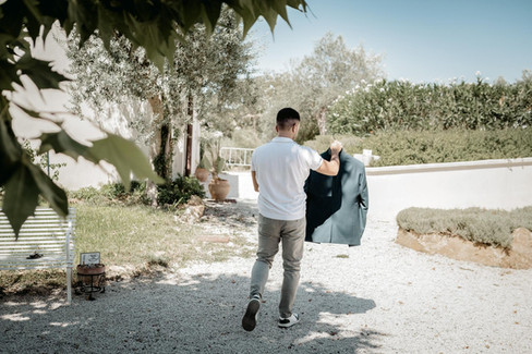 Ritratto elegante nel giardino di Uliwood — ulivi e verde curato