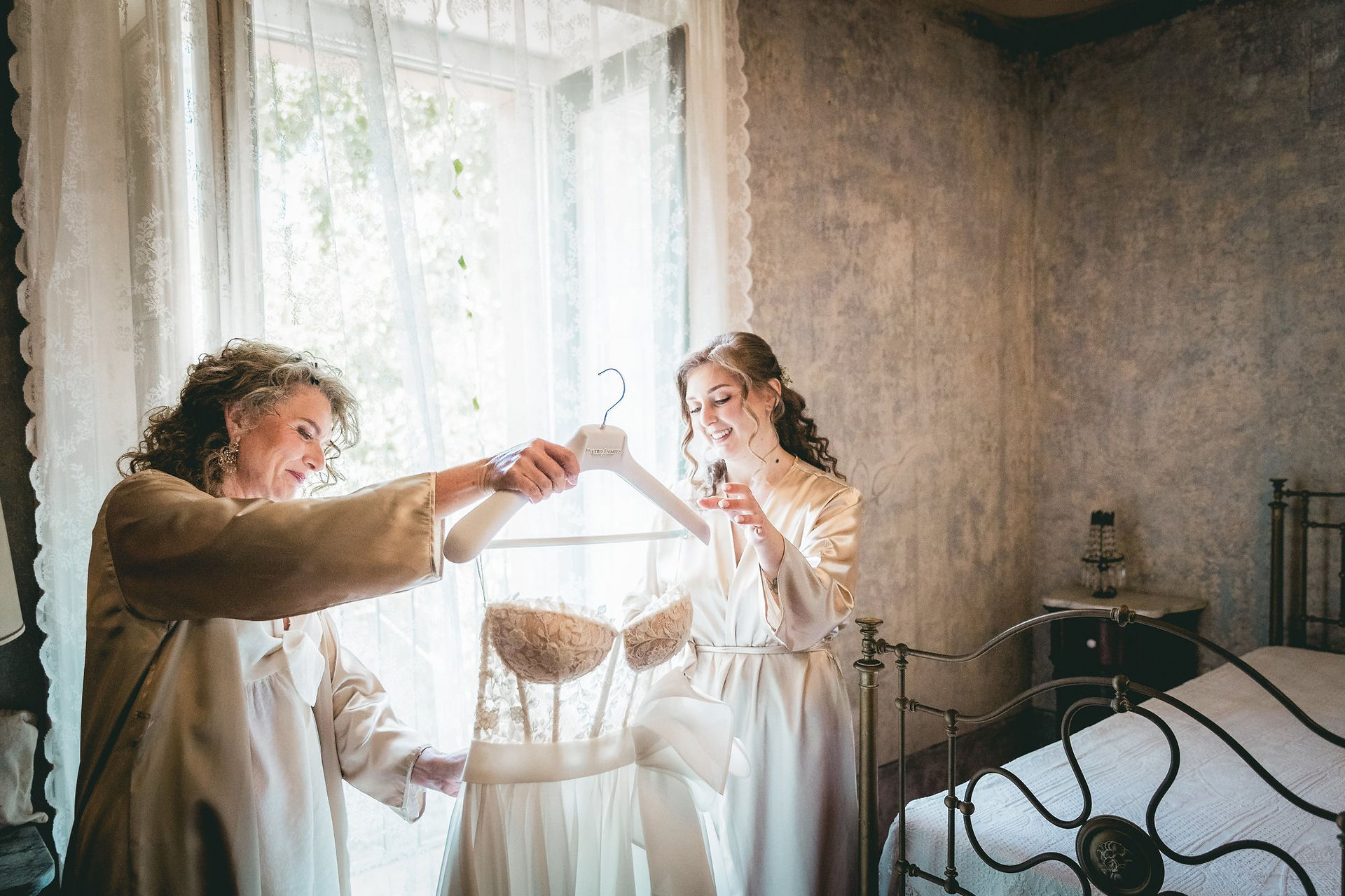 La sposa con la mamma, ammirano l'abito nuziale. Tenuta Savoca 2025