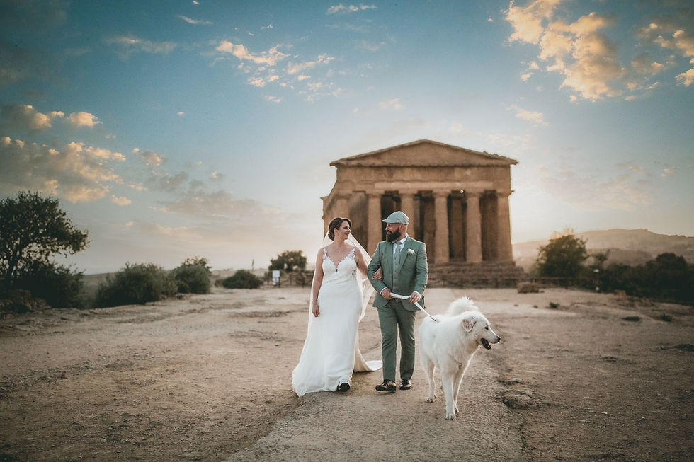 Sposi alla valle dei tempi di Agrigento, durante lo shooting matrimoniale. Foto Walter Lo Cascio