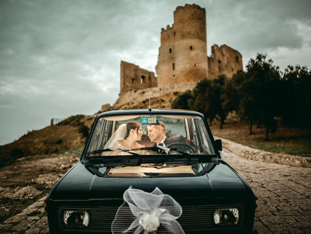 Manuel e Annachiara durante il loro matrimonio a Mazzarino, con il Castello U Cannuni sullo sfondo.