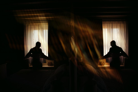 Scatto emozionale durante i preparativi a Villa Flora — atmosfera intima e autentica, lo sposo