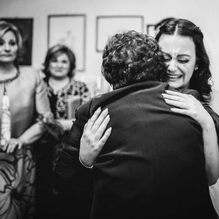 Un abbraccio commovente della sposa a sua nonna. 
