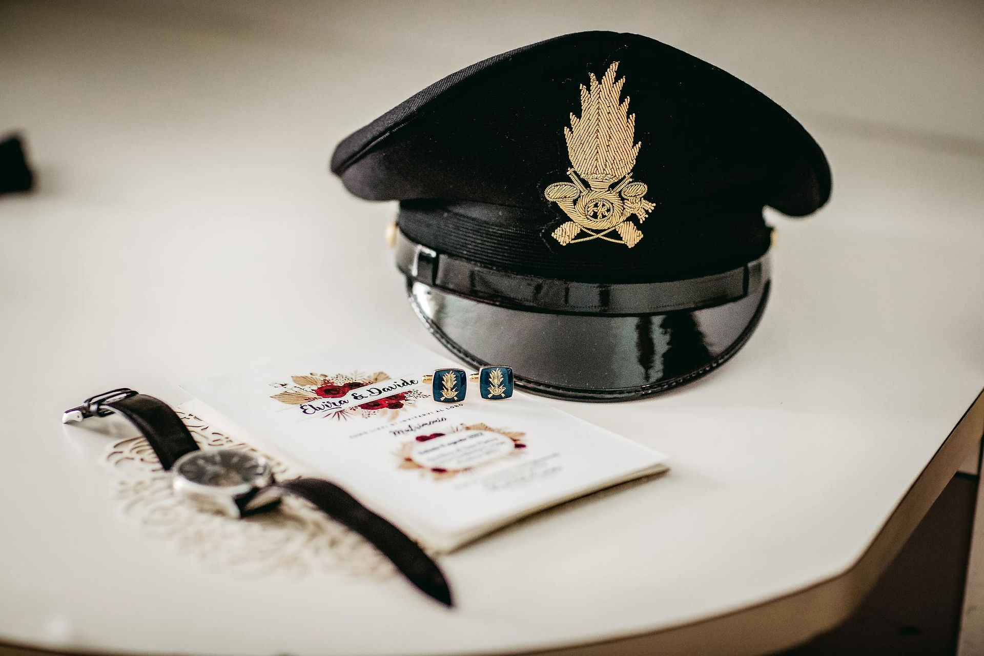 Dettagli della divisa militare durante i preparativi