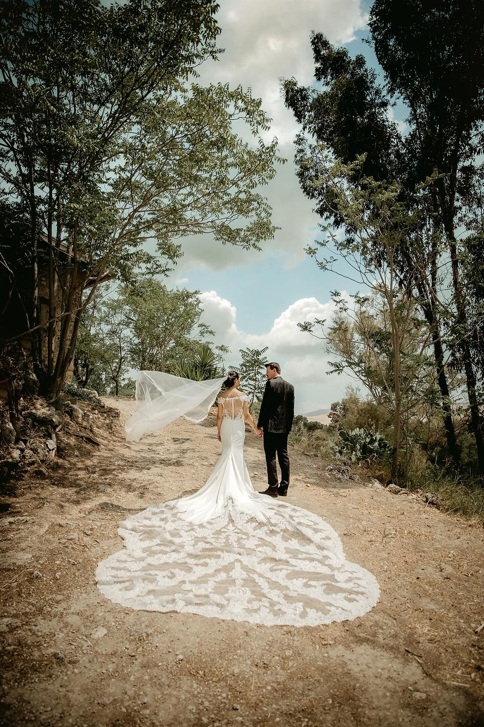 Sposi nel bosco, in uno shooting di matrimonio estivo. Foto Walter Lo Cascio
