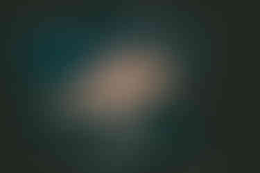 Un momento di intimità degli sposi in macchina