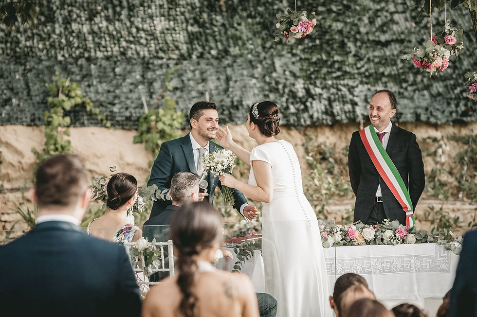 Attimi di tenerezza durante le promesse con rito civile. Foto Walter Lo Cascio