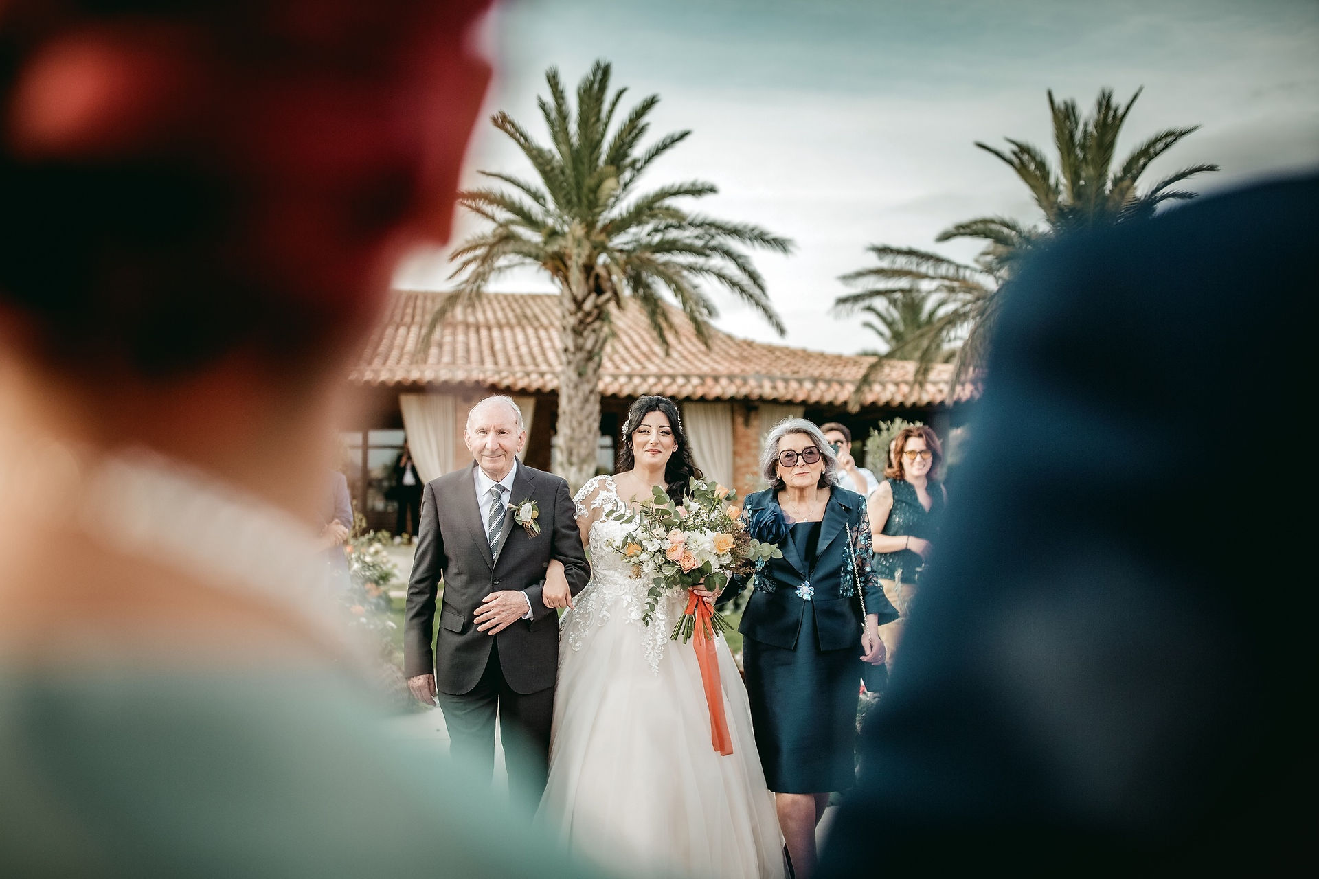 L'arrivo della sposa accompagnata dai nonni in un rito civile