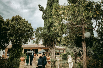 Foto dei preparativi con vista sul giardino — armonia tra interni ed esterni