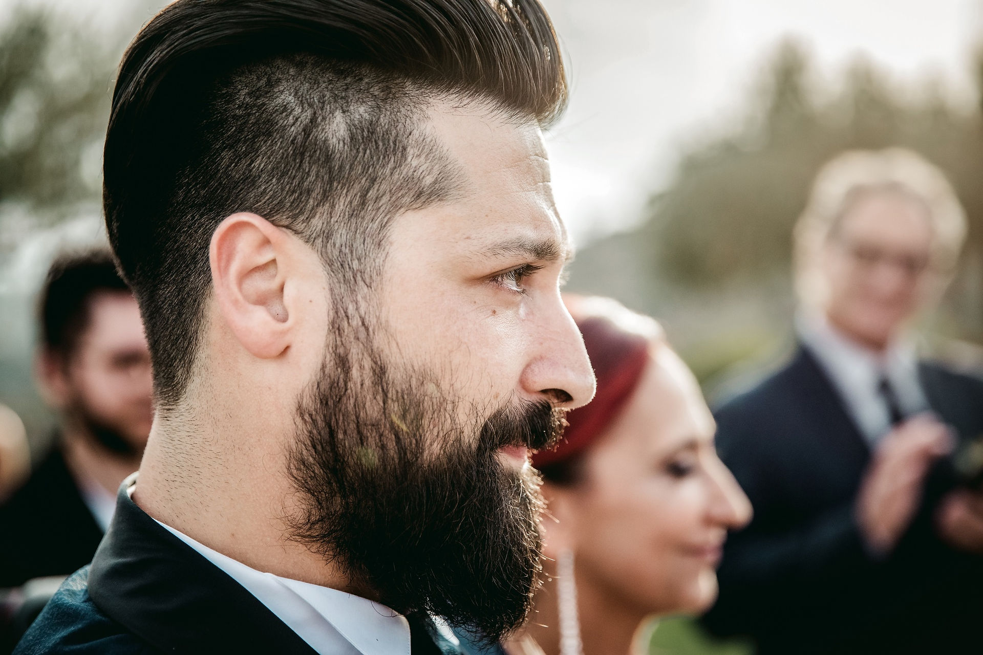 Lo sposo, vede arrivare la sposa emozionato