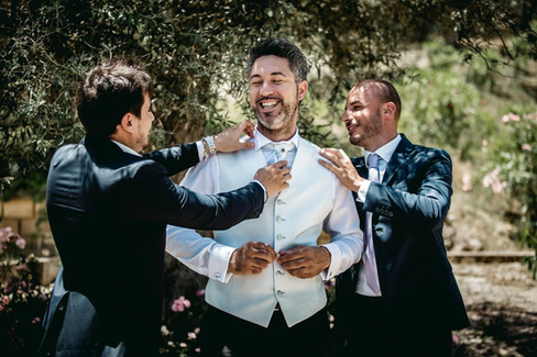 Preparativi sposa in ambiente intimo a Villa Russo — interni raccolti e luce morbida