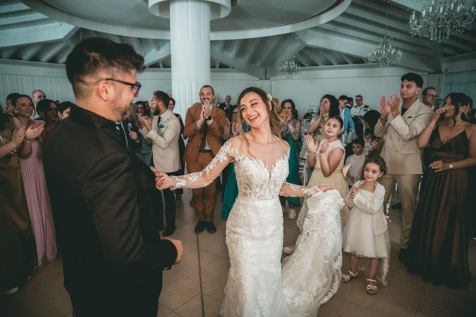  Ingresso degli sposi a Villa Tropia, splendida location per matrimoni a Canicattì. Gaetano e Fabiana