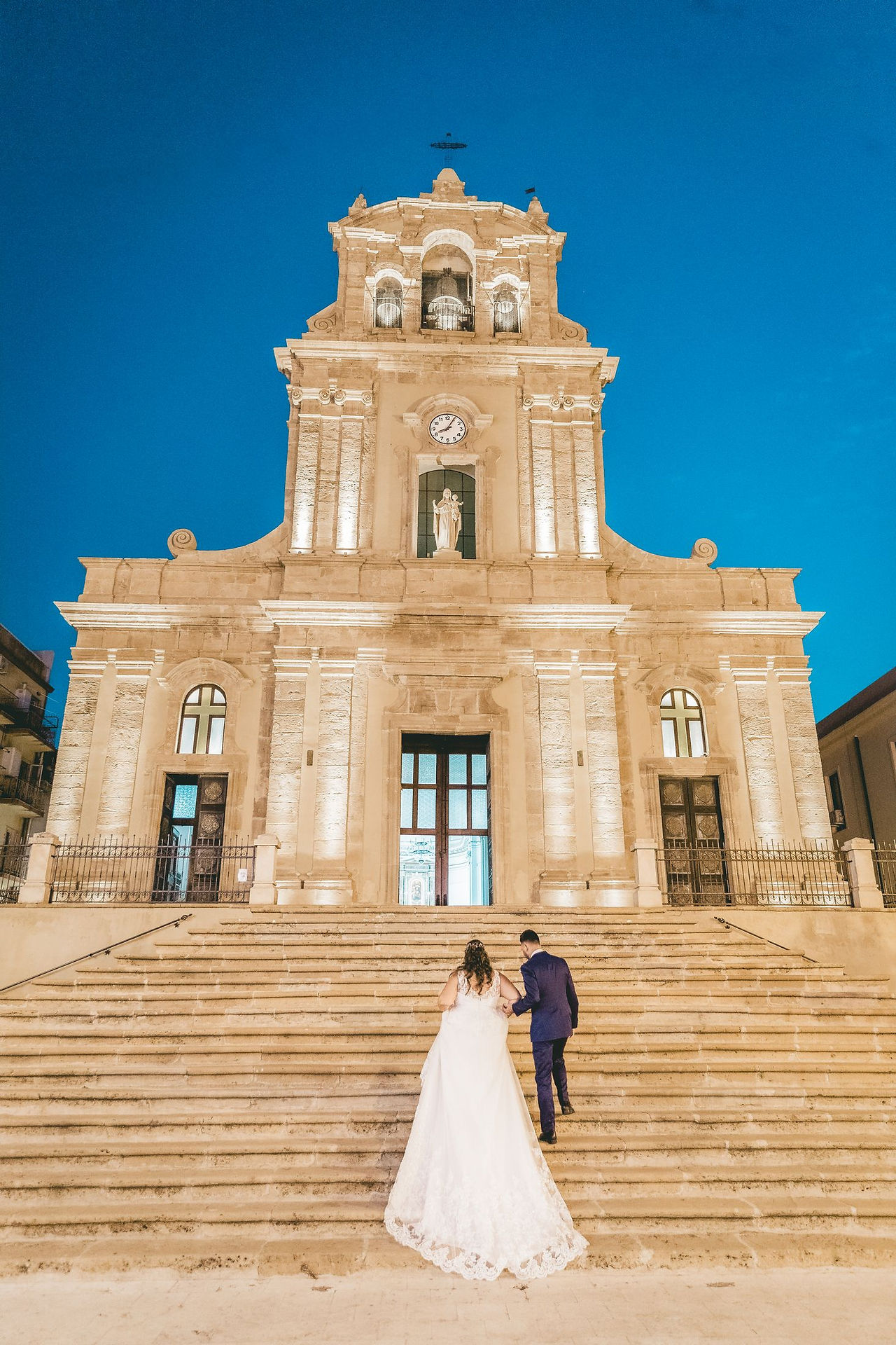  Chiesa Maria Santissima delle Grazie. Gli sposi salgono le scale