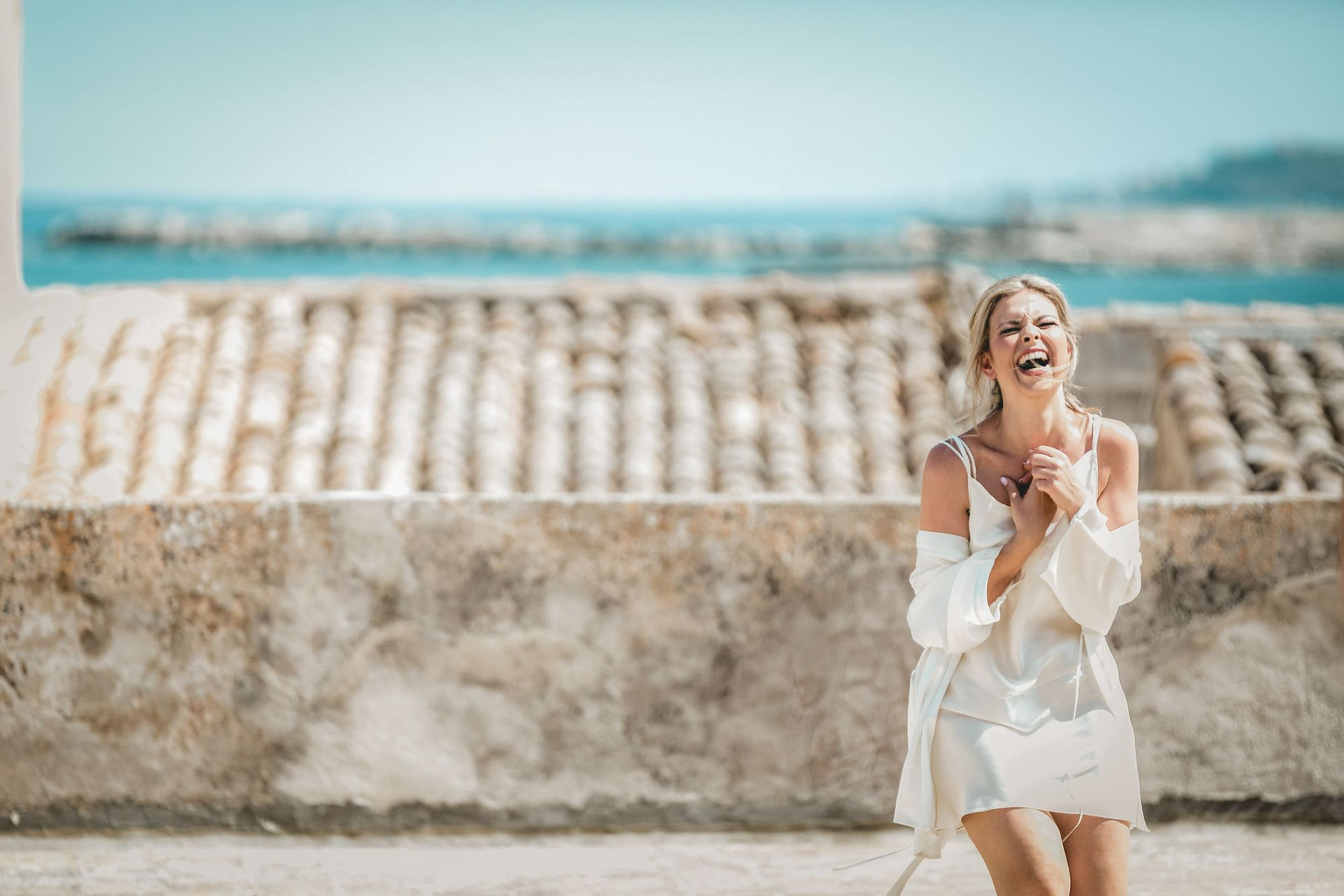 Matrimonio a Marzamemi: La sposa, durante i preparativi nella terrazza della tonnara