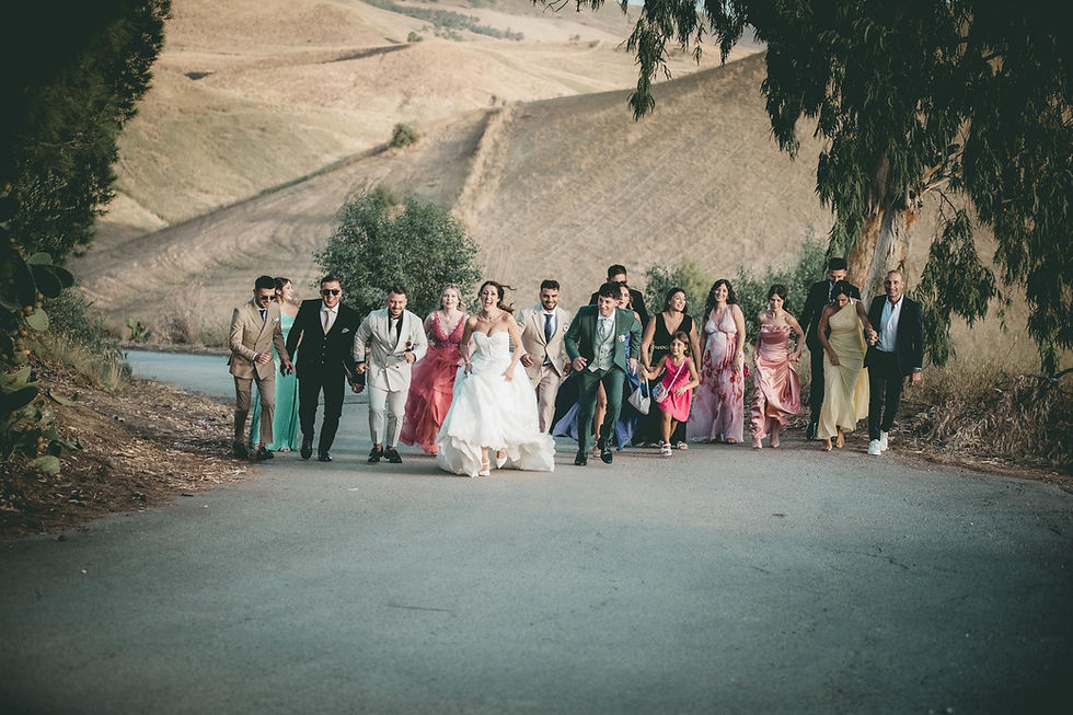 Gli sposi con gli amici, durante uno shooting in esterna. Foto Walter Lo Cascio