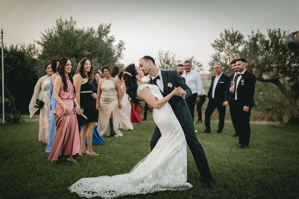 Matrimonio in Sicilia. Villa del Poggio Mulara (Mazzarino).  Un momento durante lo shooting con gli sposi e gli amici, nel prato inglese della Villa. Foto Walter Lo Cascio