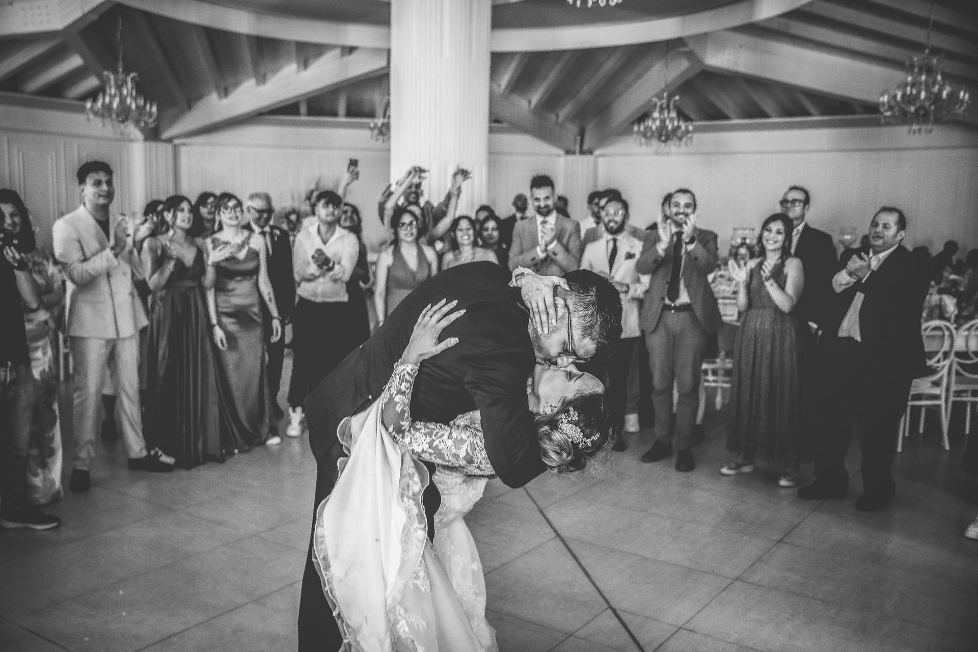 Real Wedding Fabiana e Gaetano Ingresso degli sposi a Villa Tropia, splendida location per matrimoni a Canicattì.