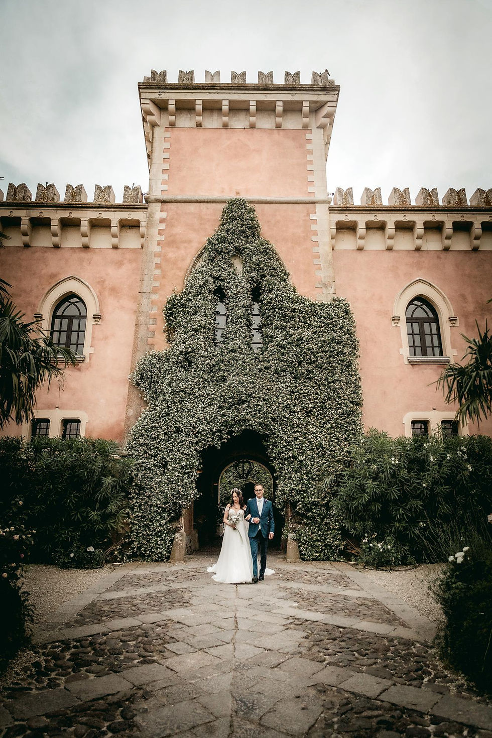 Castello Xirumi a Serravalle. Il momento in cui la sposa, con suo papà, si dirigono verso il luogo della cerimonia. Foto Walter Lo Cascio
Castello Xirumi a Serravalle. Il momento in cui la sposa, con suo papà, si dirigono verso il luogo della cerimonia. Foto Walter Lo Cascio