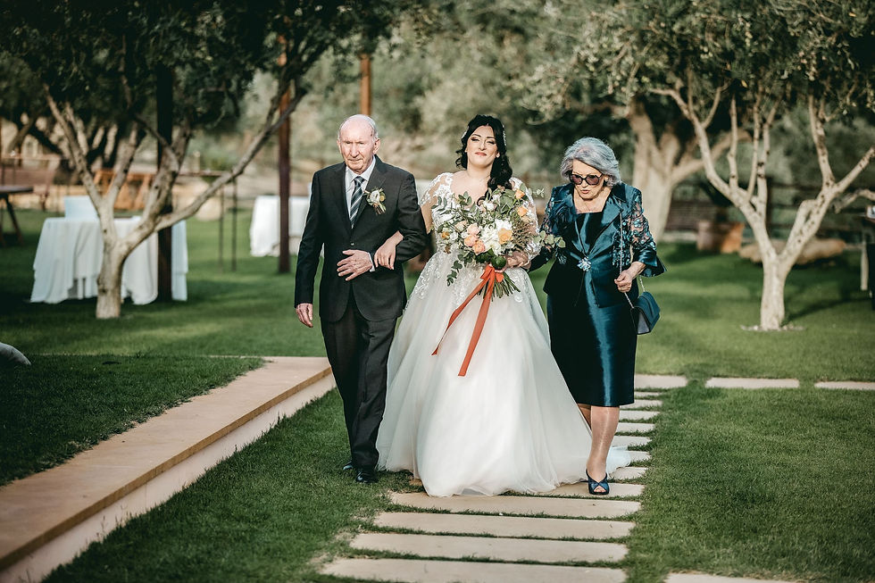 Quando la sposa non ha i genitori, può in questo caso entrare con i nonni.