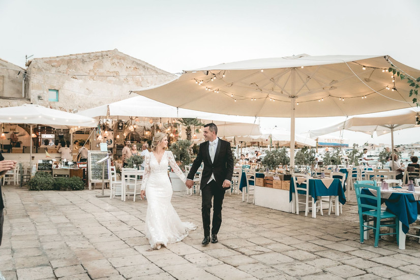 Matrimonio a Marzamemi: Gli sposi passeggiano per le vie del borgo