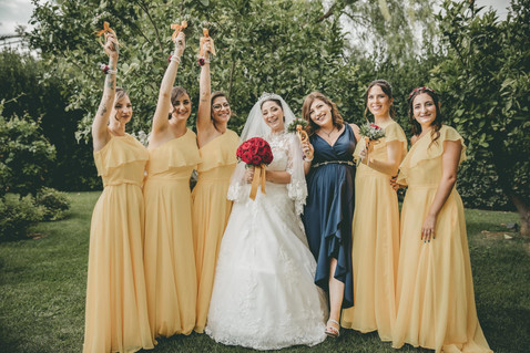 Preparativi sposa con luce laterale naturale — Foto con le amiche della sposa nel prato inglese