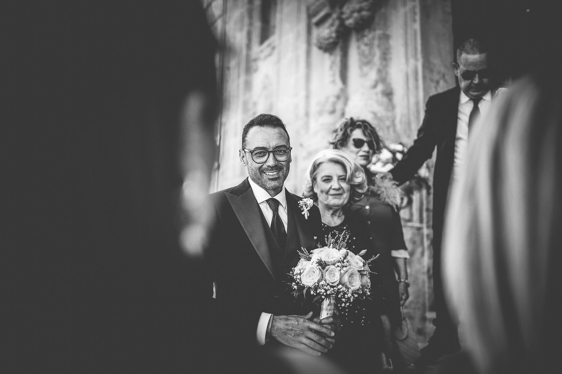 L'arrivo dello sposo in chiesa con la mamma