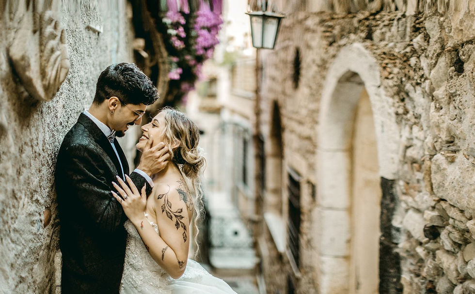 Sposi durante uno shooting di matrimonio nei vicoli di Taormina. Foto Walter Lo Cascio