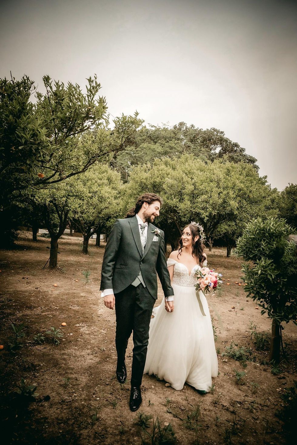 Castello Xirumi. Lo shooting con gli sposi nell'agrumeto dei giardini del castello #2. Foto Walter Lo Cascio