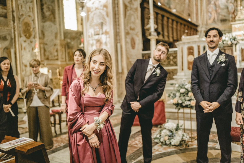 Tutti curiosi ad attendere la sposa