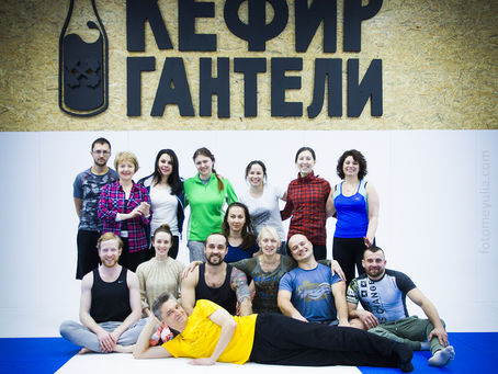 Каллиграфи йога в "Кефире и гантелях"