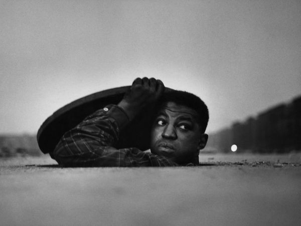 Gordon Parks. 'The Invisible Man'. Harlem, Nueva York, 1952 Galería Jenkins Johnson.