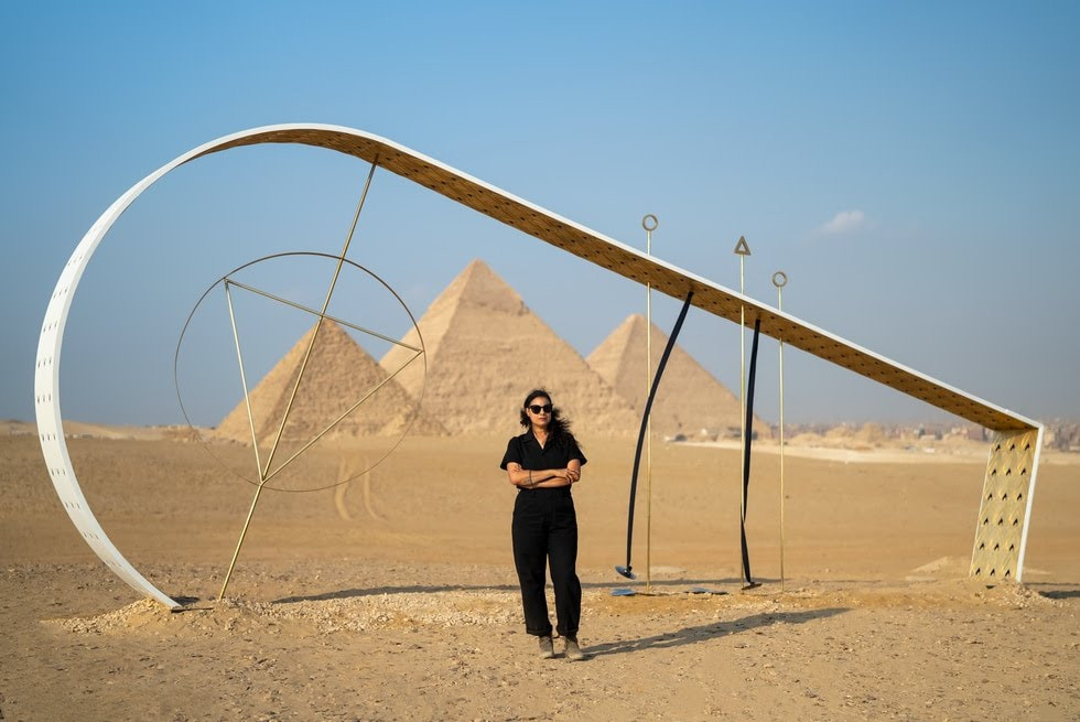 La artista Sherin Guirguis, frente a su obra 'Aquí he vuelto'