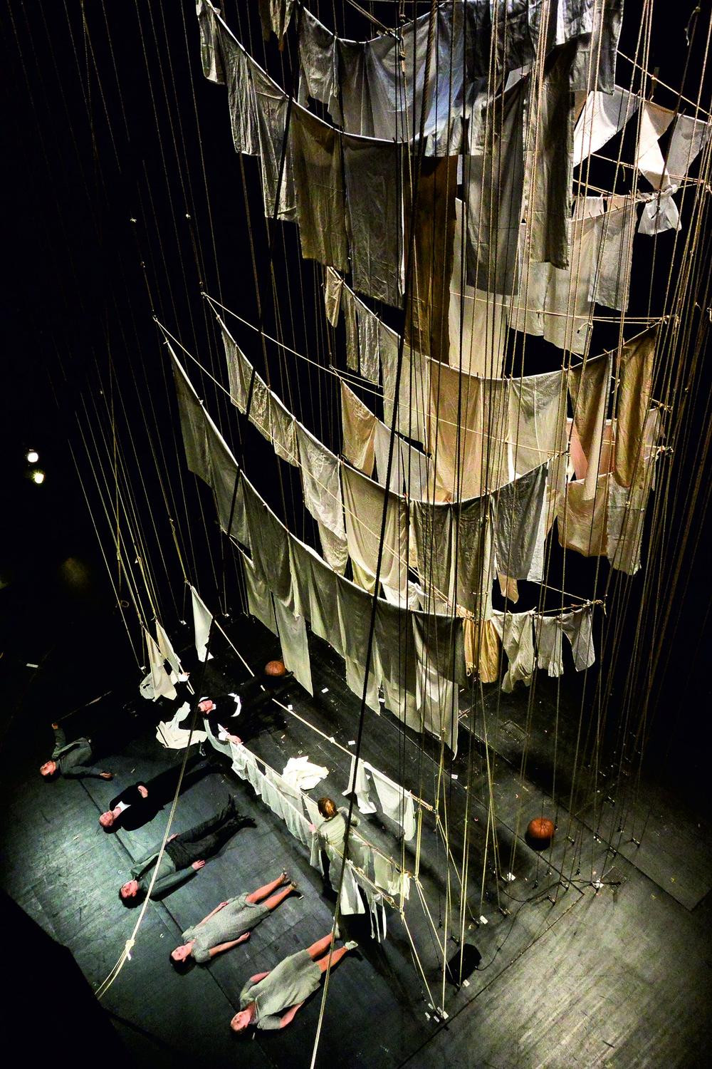 Annette Kurz, Escenografía para El Tambor de Hojalata, dirigida por Luk Perceval, © Thalia Theater / Annette Kurz