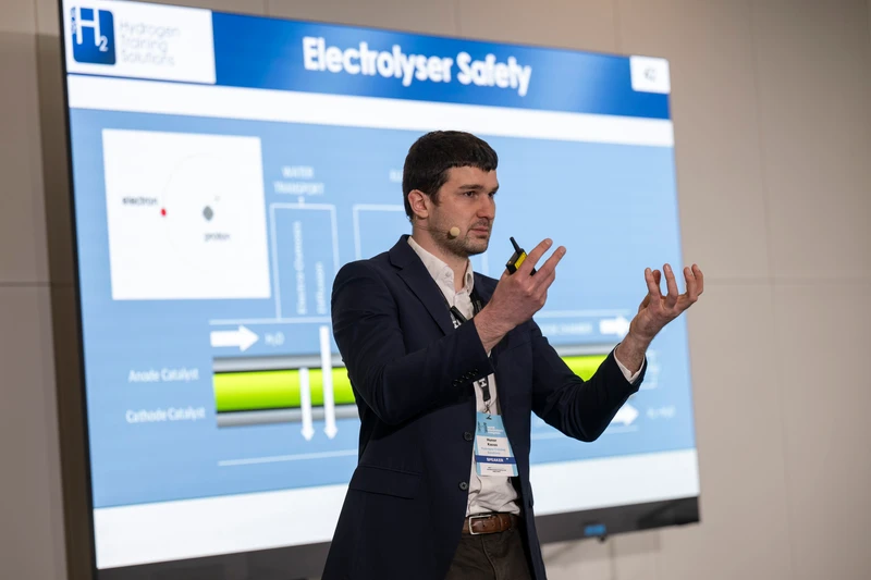 Hunor Kacso explaining electrolyser safety on the cell level (hydrogen permeation)