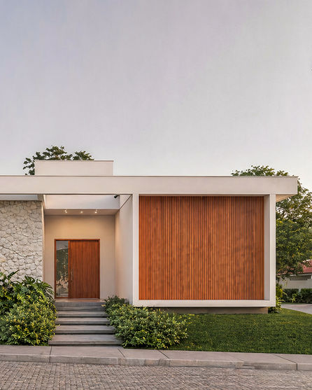 Uma arquitetura de linhas limpas, pensada para valorizar a chegada, proteger a intimidade e transformar o dia a dia em uma experiência mais leve, bonita e natural. |
muller arquitetura | pedra natural | casa com brise.