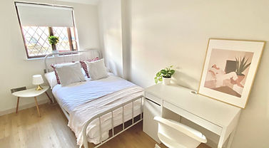 Spitalfieldsはロンドン中心部に位置し、Whitechapel周辺をはじめ、ショップやレストラン、公園などが集まるエリアです。Whitechapel Stationを利用でき、バスや道路交通も充実しています。中心部へのアクセスを重視する方にも便利な立地です。