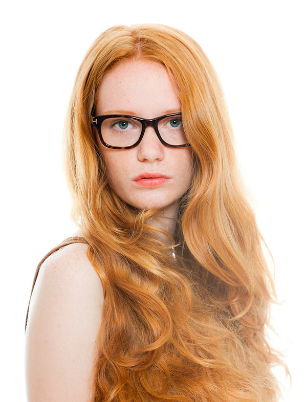 fille rousse avec des lunettes