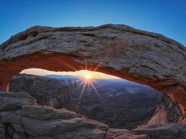 “Luz del amanecer atravesando una roca, símbolo de la gloria de Dios y la resurrección de Lázaro”