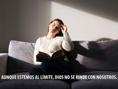 Persona cansada recibiendo luz mientras lee, ilustrando el devocional ‘Dios no se rinde con vos’ basado en Salmo 103.