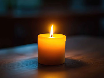 Vela encendida en medio de la oscuridad – Devocional Juan 11 sobre fe cuando todo parece perdido.