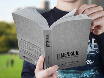 Persona leyendo la Biblia El Mensaje al aire libre