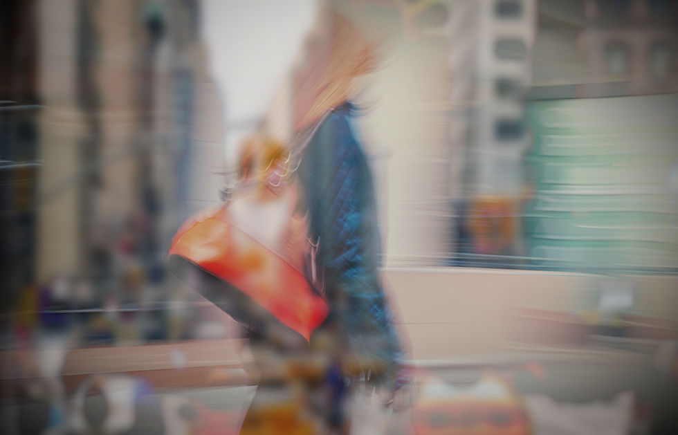 Figura borrada caminhando