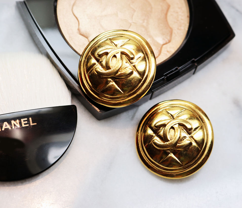 Miniatyrbilde: AUTHENTIC Vintage CHANEL 1980s CC Logo Quilted Background Earrings *signed*