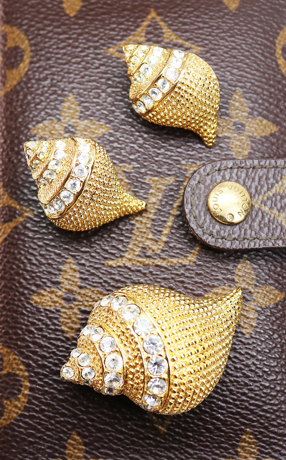 Miniature : VINTAGE 1990s KENNETH LANE Seashell Earrings & Brooch/Pendant Statement Set